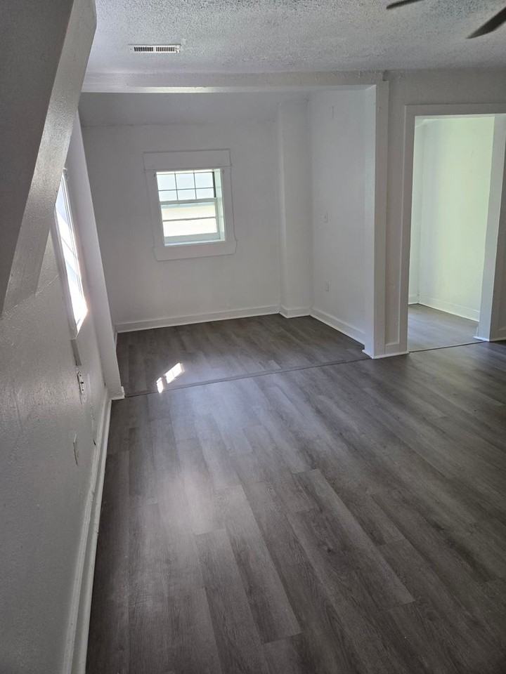 1882 N Jefferson Ave - Photo 2 of 18