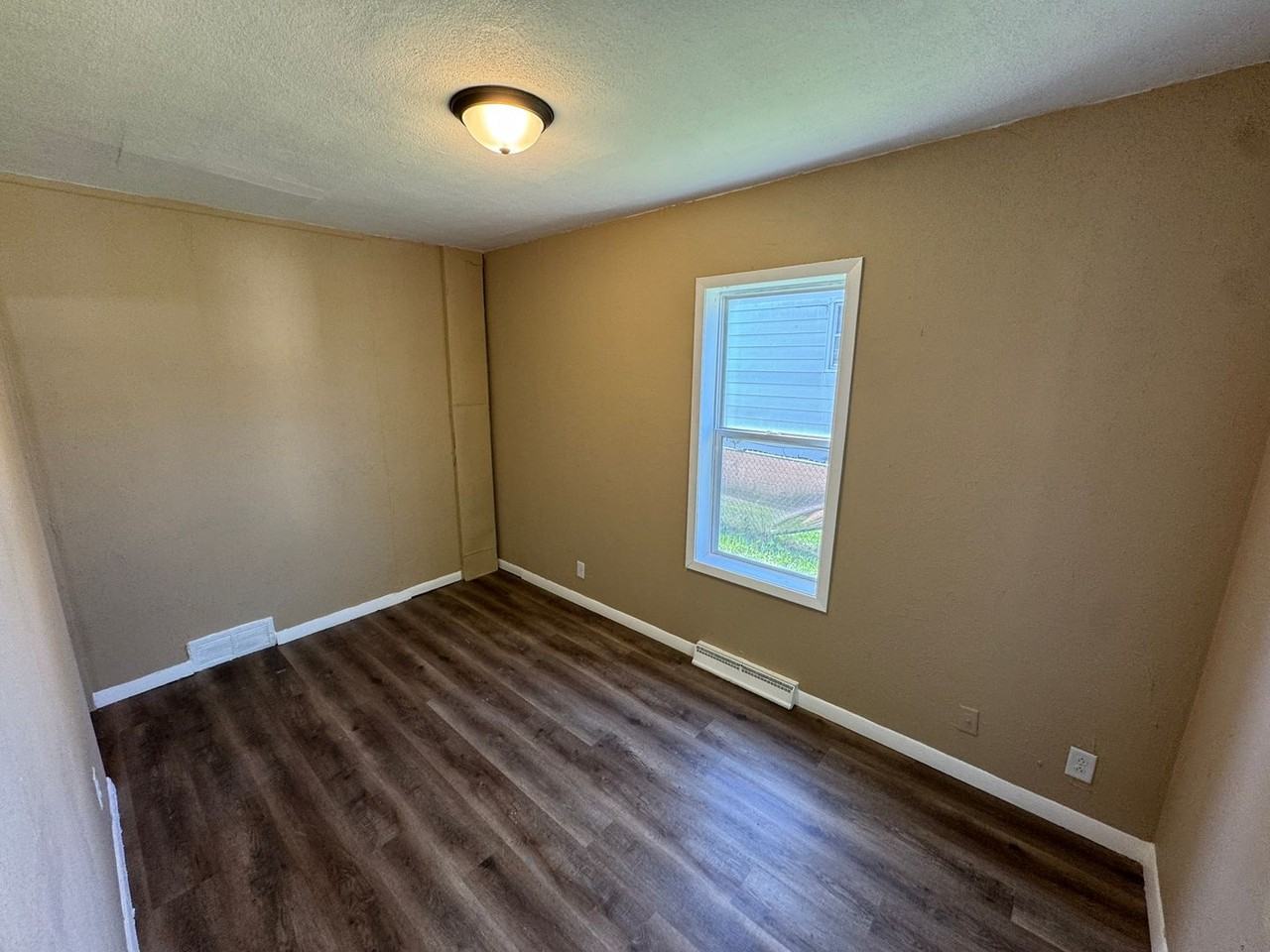 1909 10th St - Photo 2 of 16