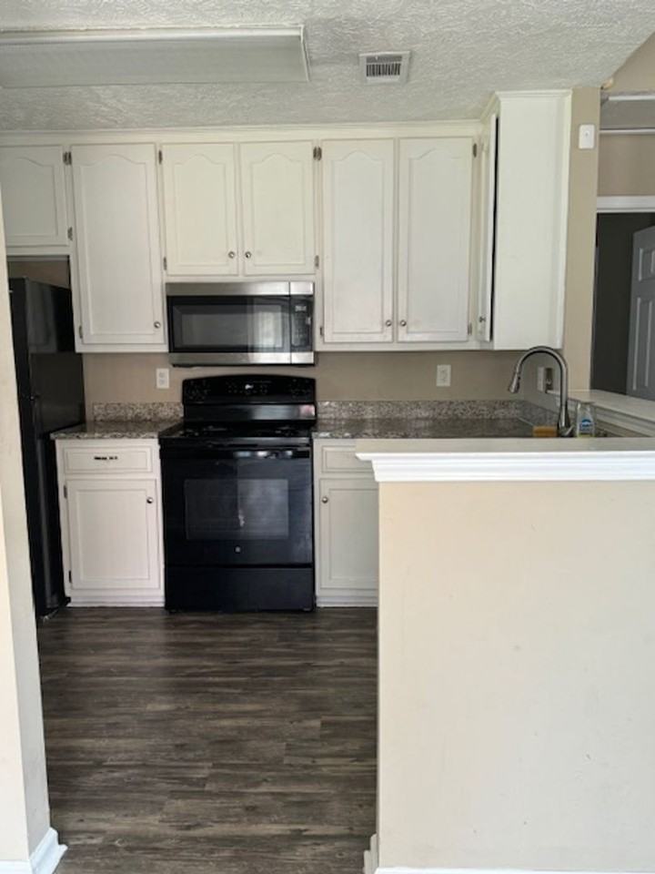 240 Hambleton Rd - Photo 4 of 11