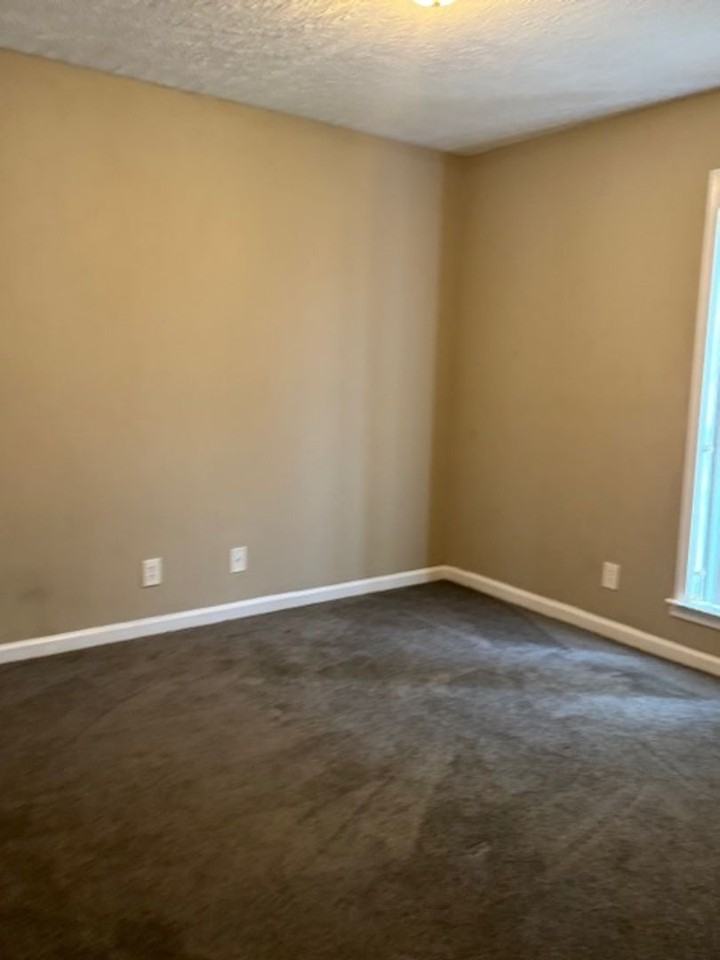 240 Hambleton Rd - Photo 7 of 11