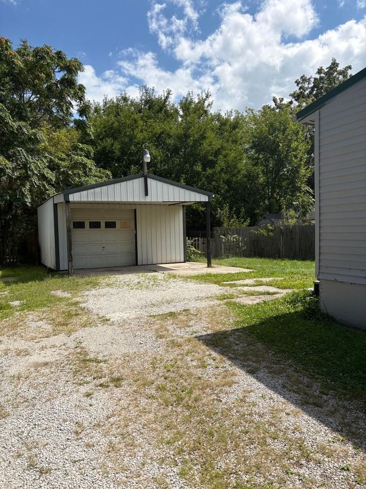 758 Gill Ave - Photo 3 of 16