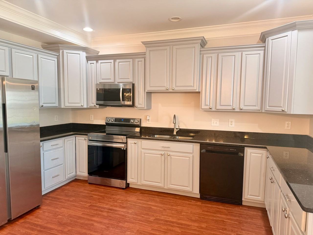 208 Whitley Dr - Photo 4 of 21