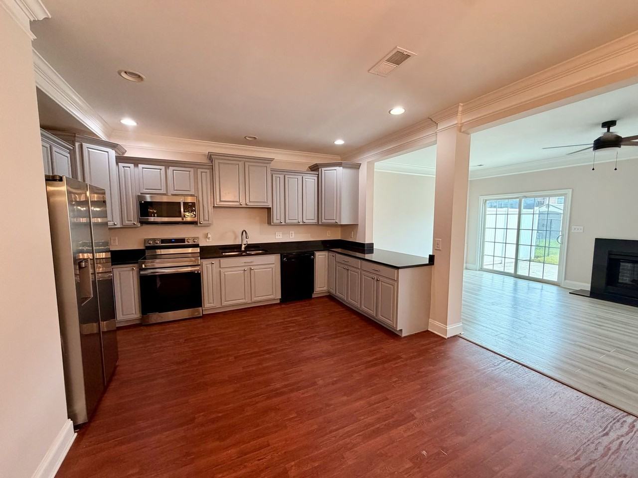 208 Whitley Dr - Photo 5 of 21