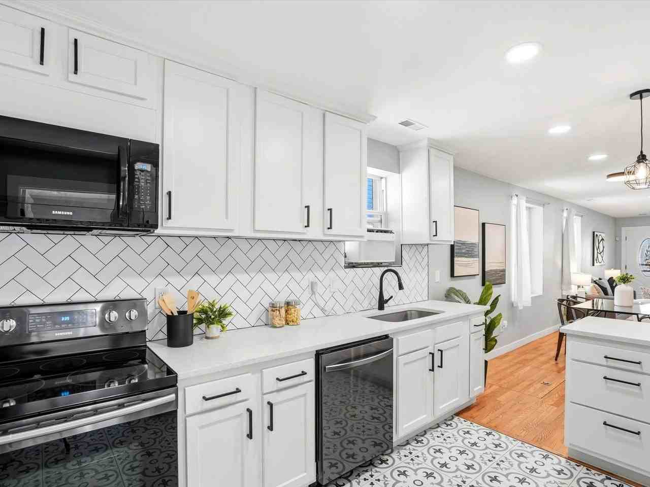 2555 N Clarkson St - Photo 7 of 37