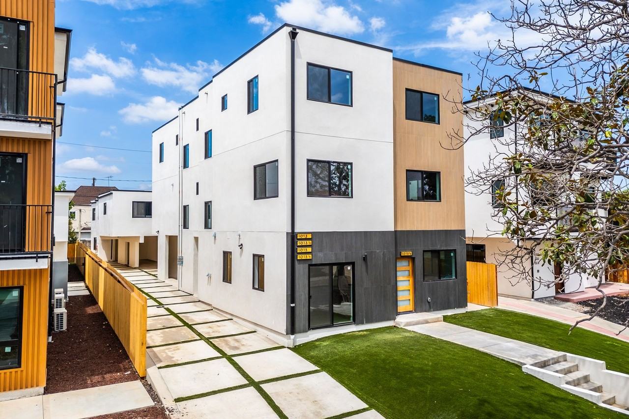 GORGEOUS NEW TOWNHOMES IN PRIME LOCATION - Photo 7 of 34