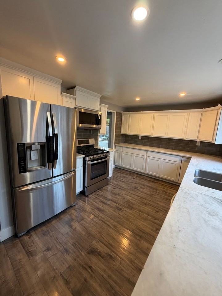 2690 Lee St - Photo 4 of 21