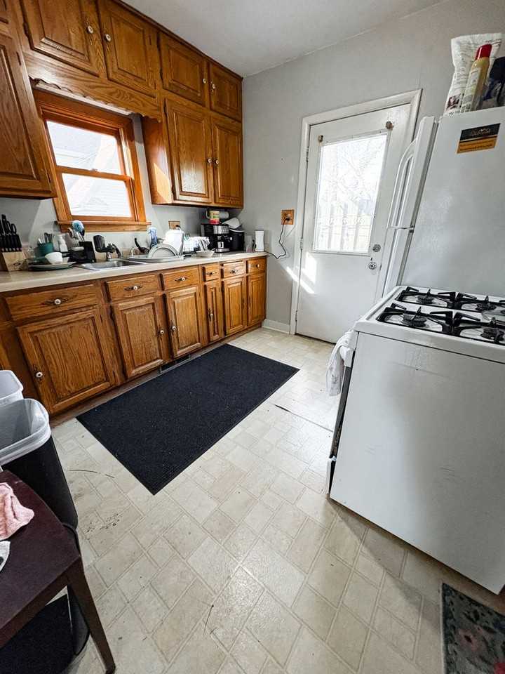 1527 Ferry St - Photo 5 of 28