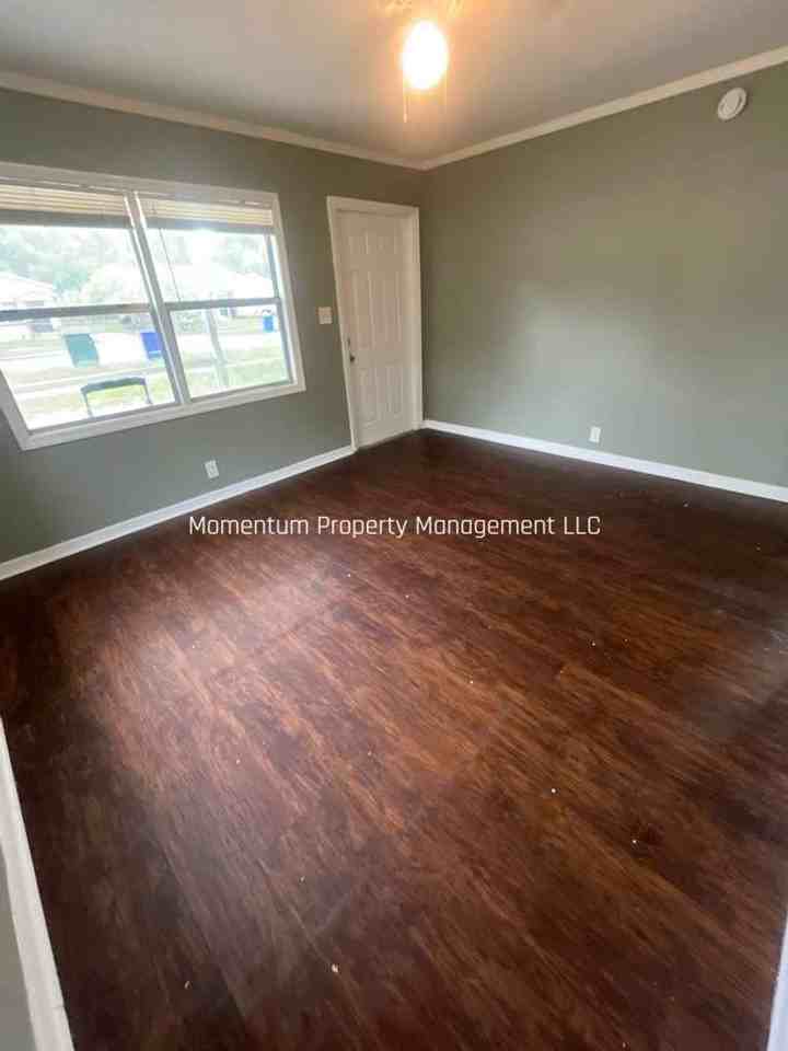 1124 N Brunnell Pkwy - Photo 2 of 18
