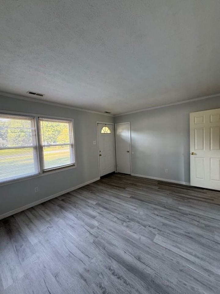 201 Rose Dr - Photo 2 of 12