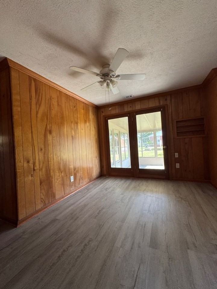 201 Rose Dr - Photo 3 of 12