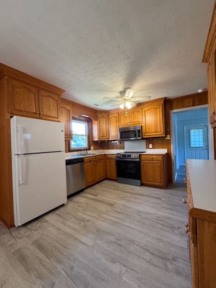 201 Rose Dr - Photo 4 of 12