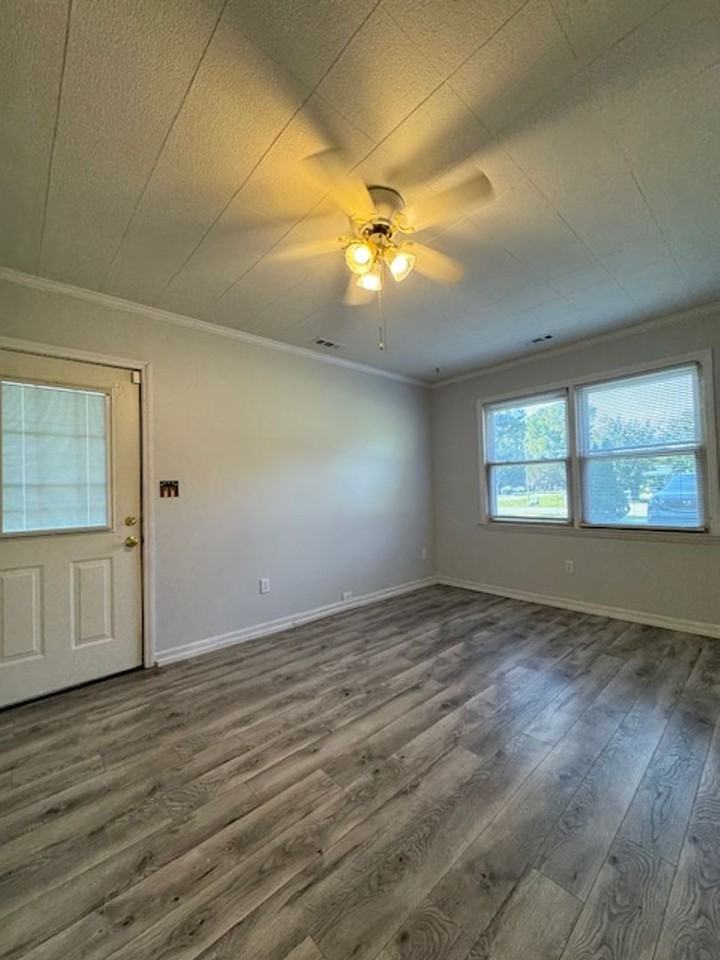 201 Rose Dr - Photo 6 of 12