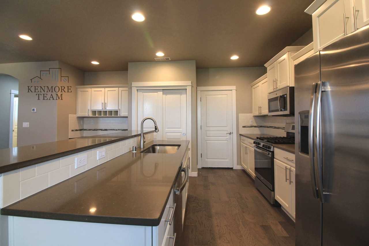 556 Roslyn Ct - Photo 2 of 14