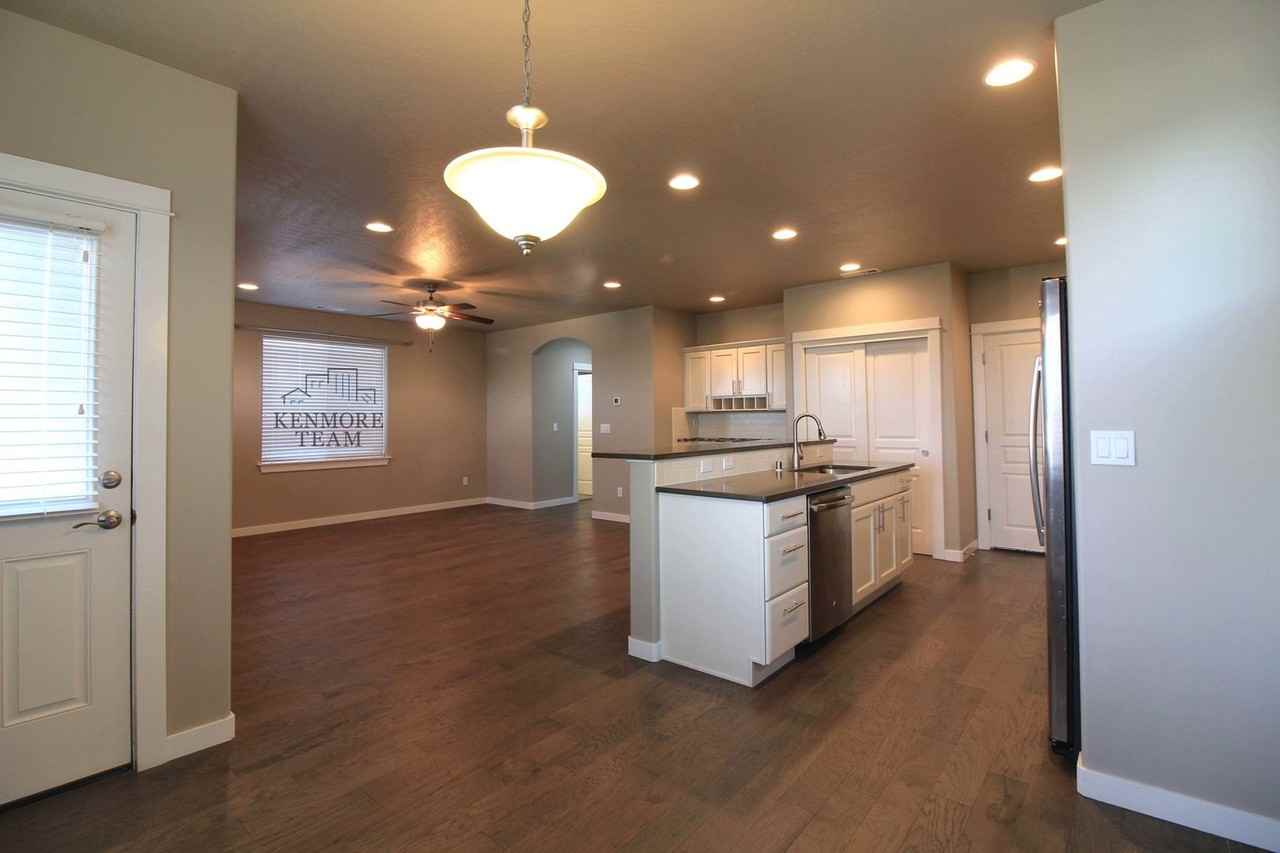 556 Roslyn Ct - Photo 3 of 14