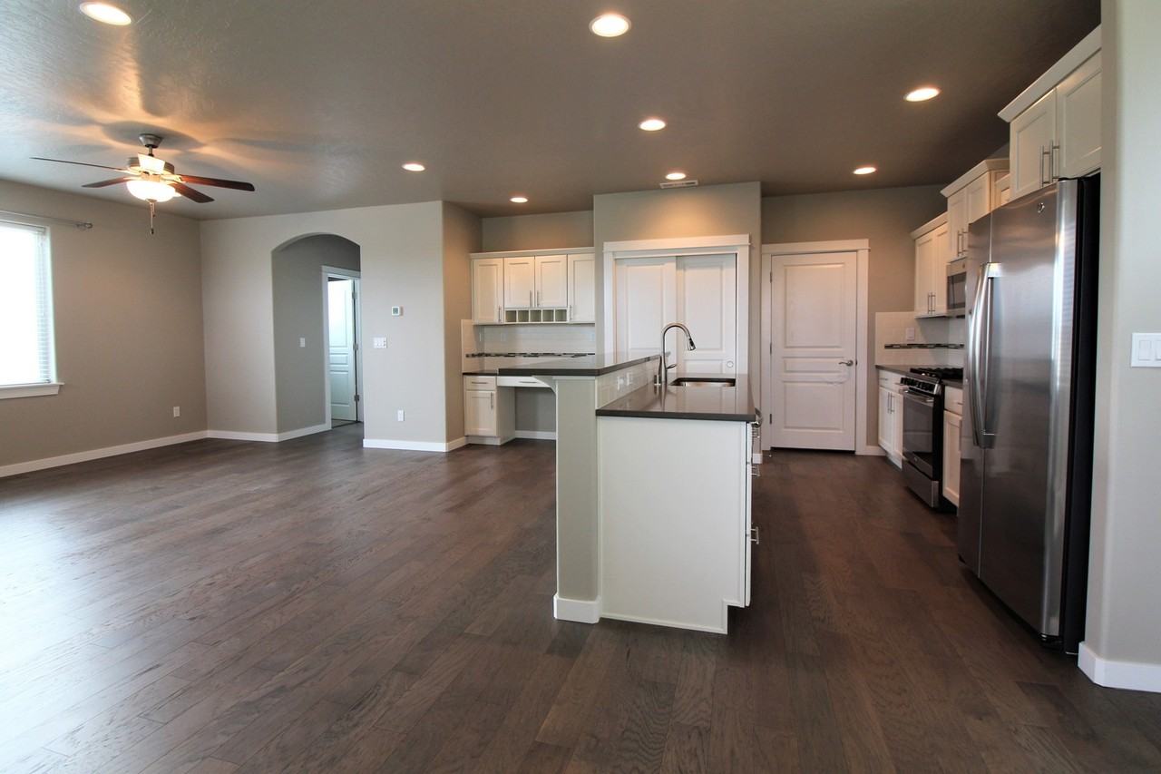 556 Roslyn Ct - Photo 4 of 14