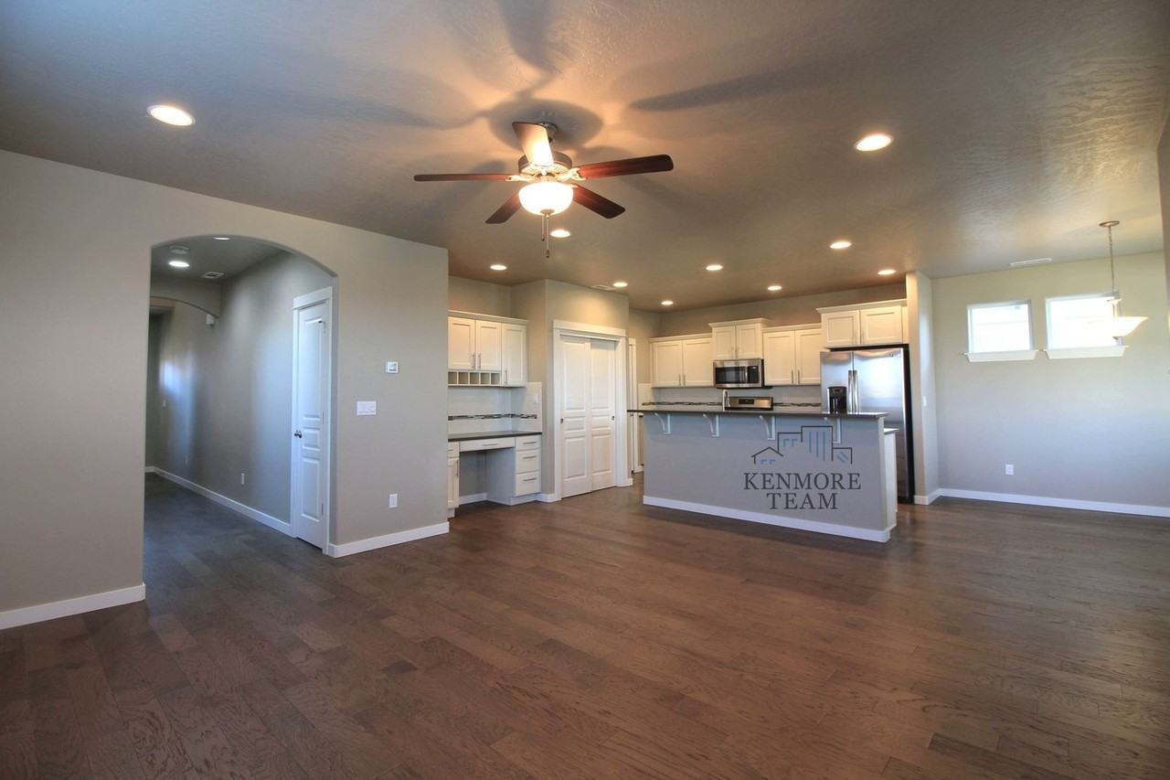556 Roslyn Ct - Photo 5 of 14