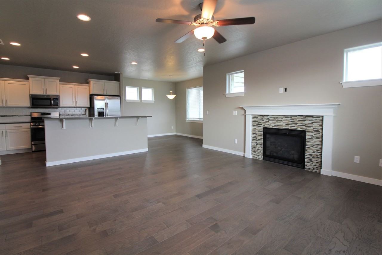 556 Roslyn Ct - Photo 6 of 14