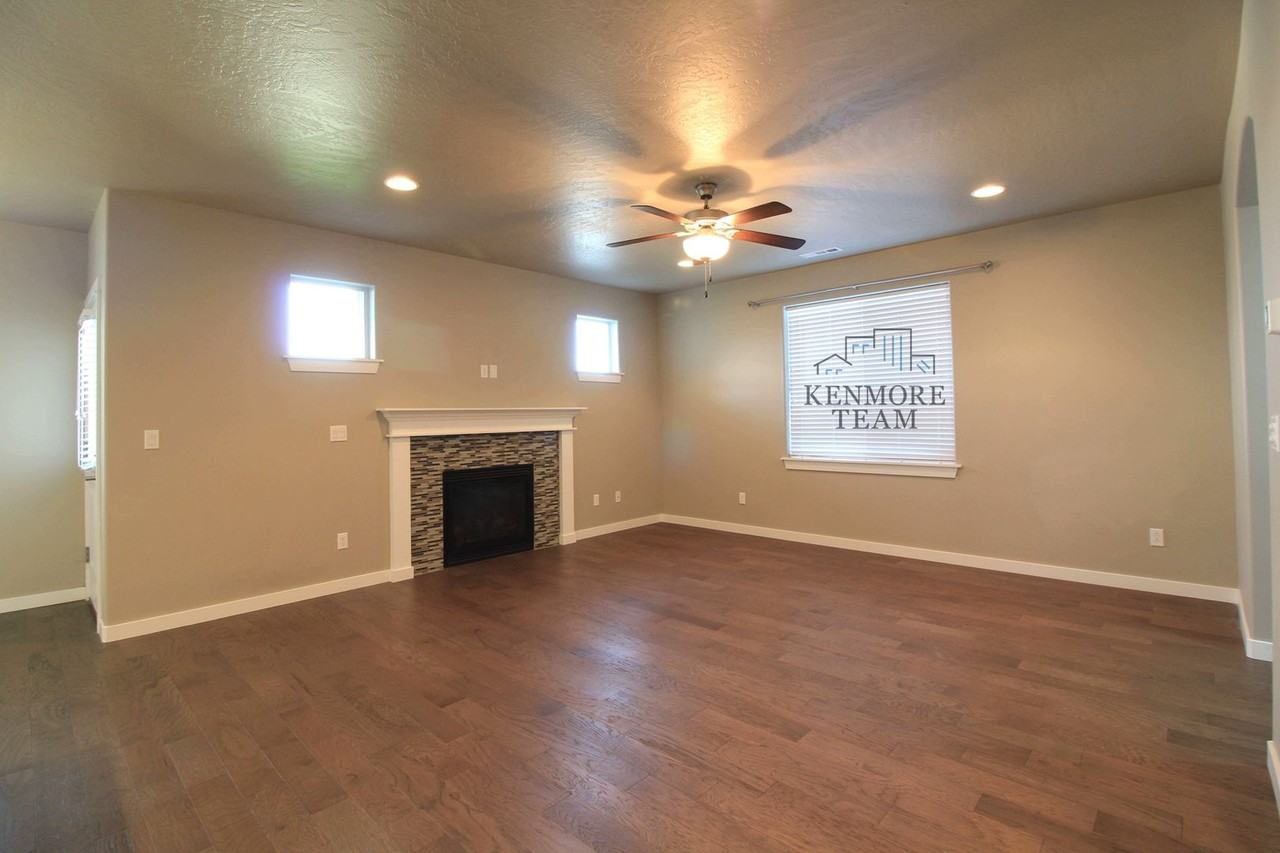 556 Roslyn Ct - Photo 7 of 14