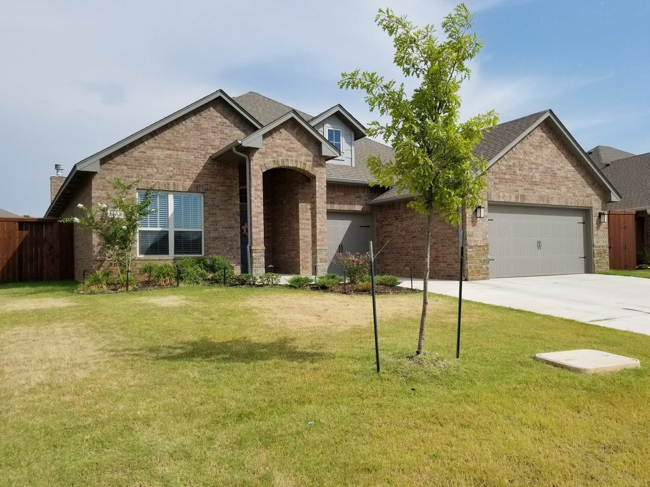 1433 Kelley Pointe Pkwy - Photo 2 of 40