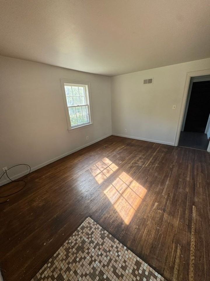 810 Baxter St - Photo 2 of 10