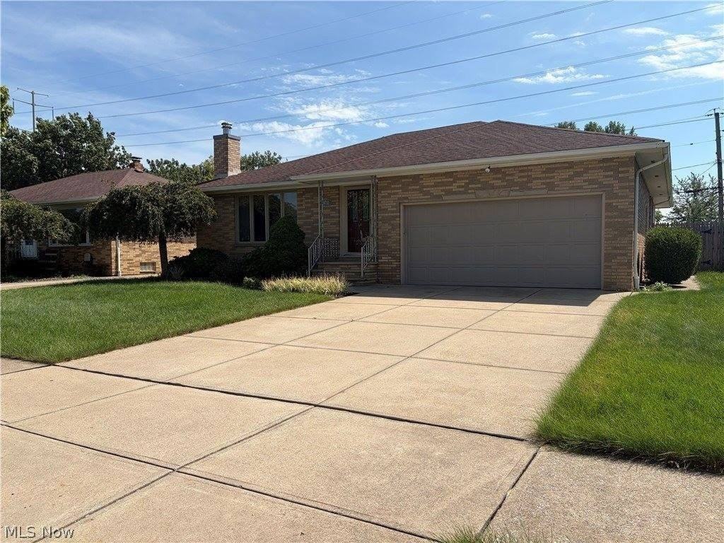 9711 Idlewood Dr - Photo 2 of 47