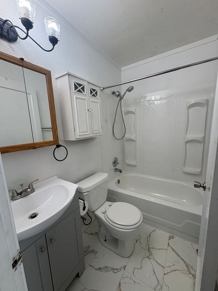 139 Monroe St - Photo 7 of 17