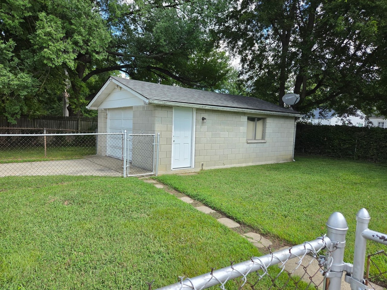 1091 Bicknell Ave - Photo 3 of 27