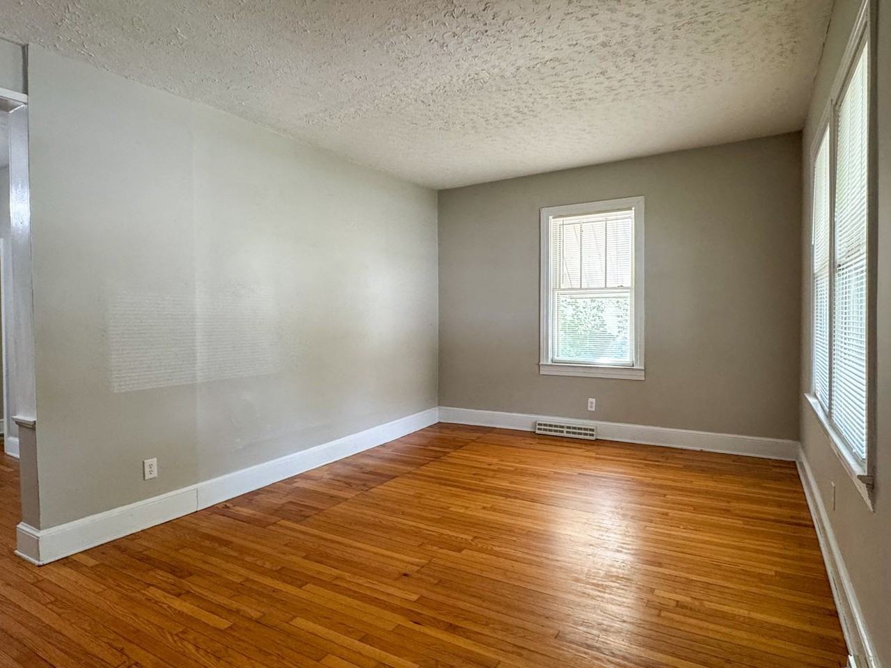 511 N 6th Ave - Photo 3 of 37