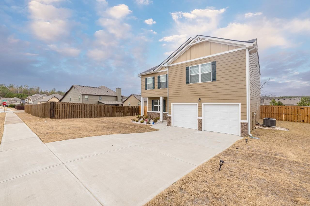 1016 Sherwood Ln - Photo 3 of 45