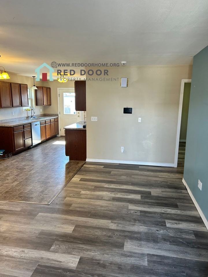 1012 8th Ave N - Photo 3 of 16
