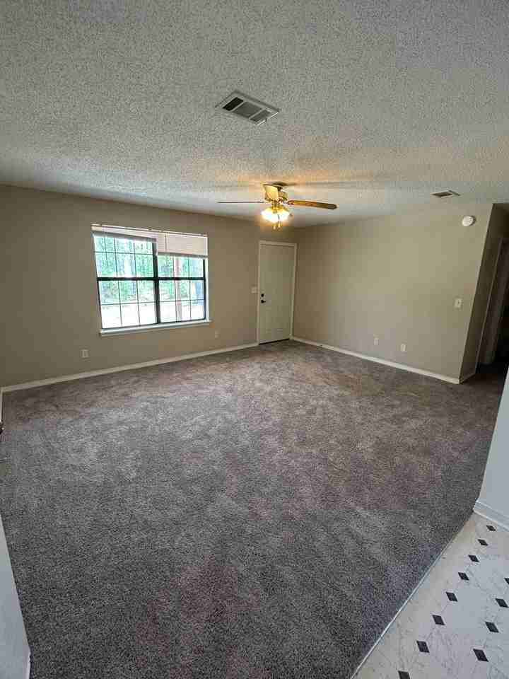 159 Hawthorn Rd - Photo 4 of 21
