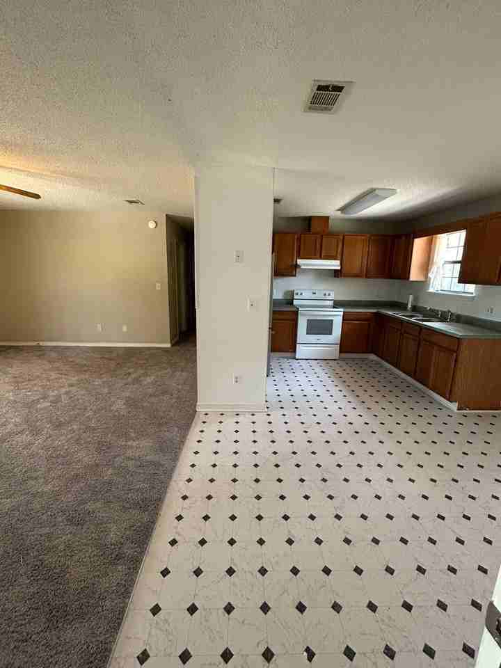 159 Hawthorn Rd - Photo 5 of 21