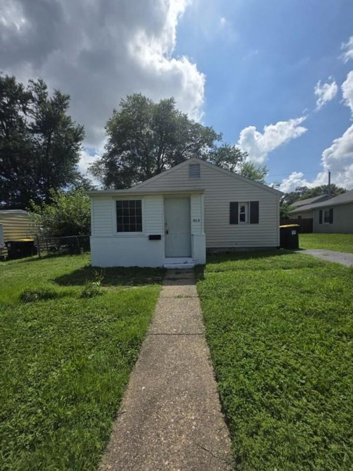 464 Robinson Dr - Photo 2 of 14