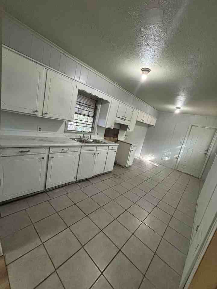 1738 Ashton St - Photo 3 of 8