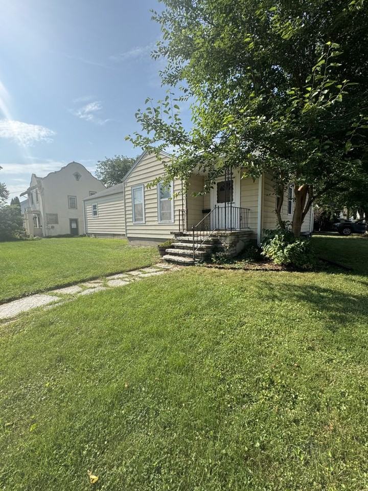 1330 Curtis St - Photo 7 of 14