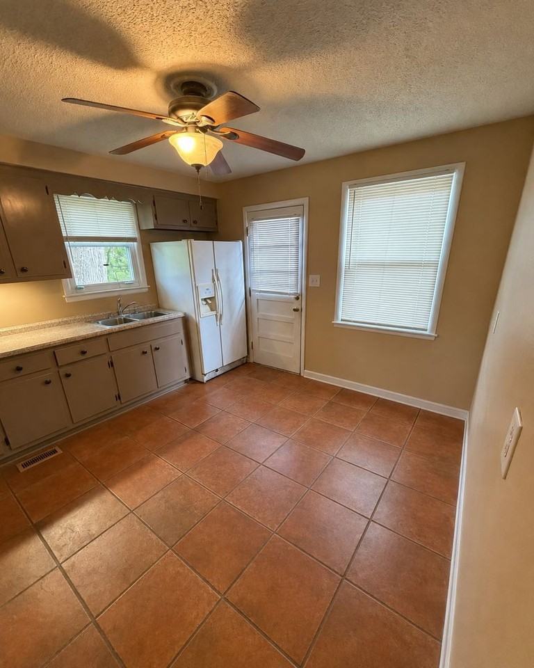 206 Paddock Rd - Photo 5 of 13