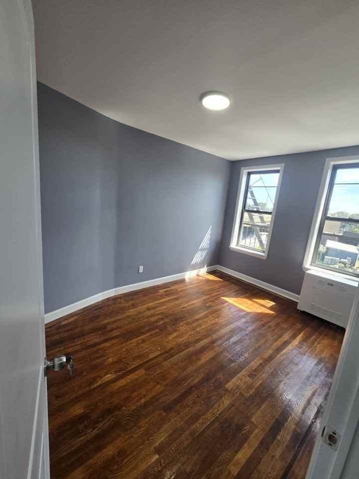 5030 48th St - Photo 3 of 11