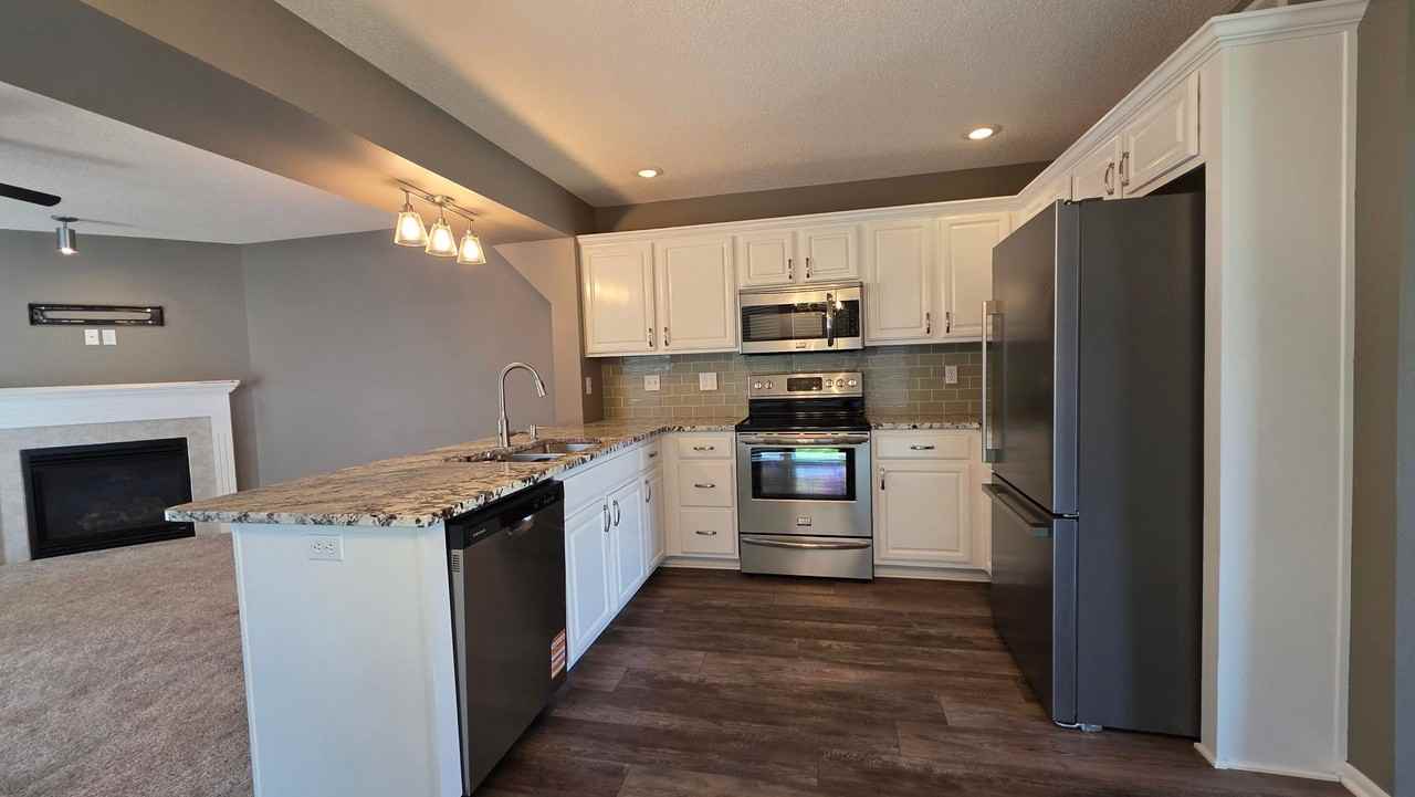 4555 Ne 83rd St - Photo 4 of 11