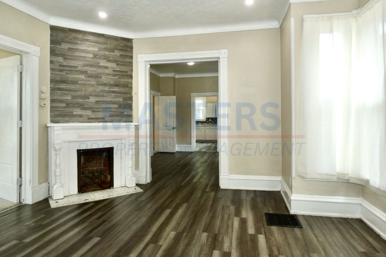 834 Prouty Ave - Photo 3 of 24