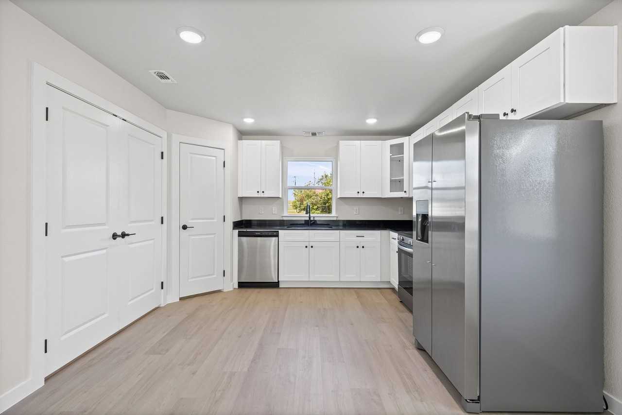 1902 E Avenue G #A - Photo 3 of 25