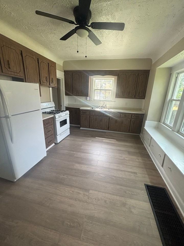 6822 Fleet Ave - Photo 2 of 7