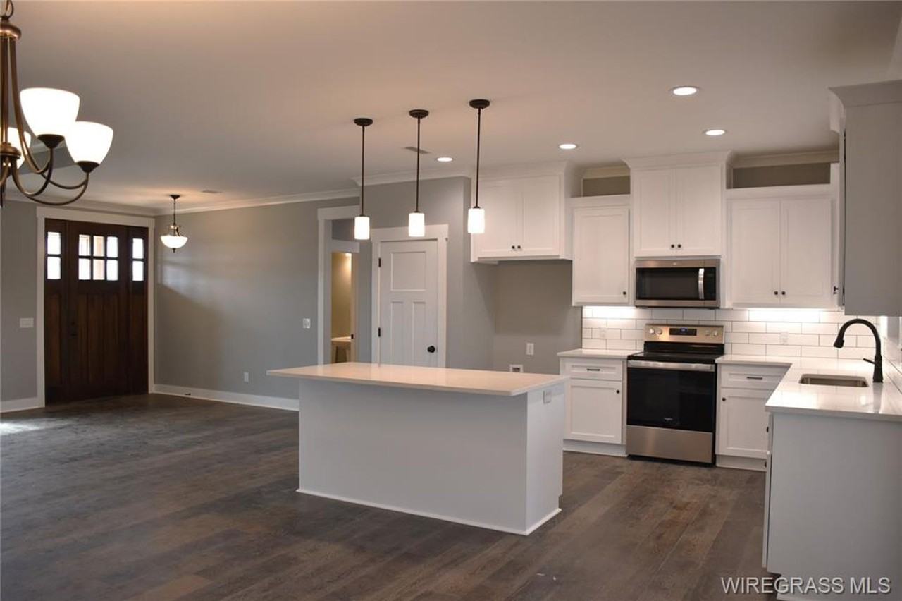 364 Lakes Dr - Photo 5 of 19