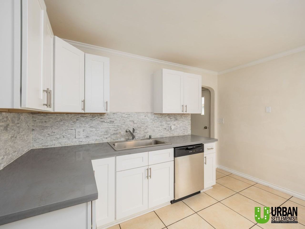 3104 W Heroy Ave - Photo 4 of 28
