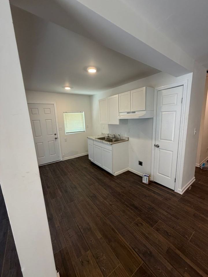 851 N Claybrook St - Photo 5 of 15
