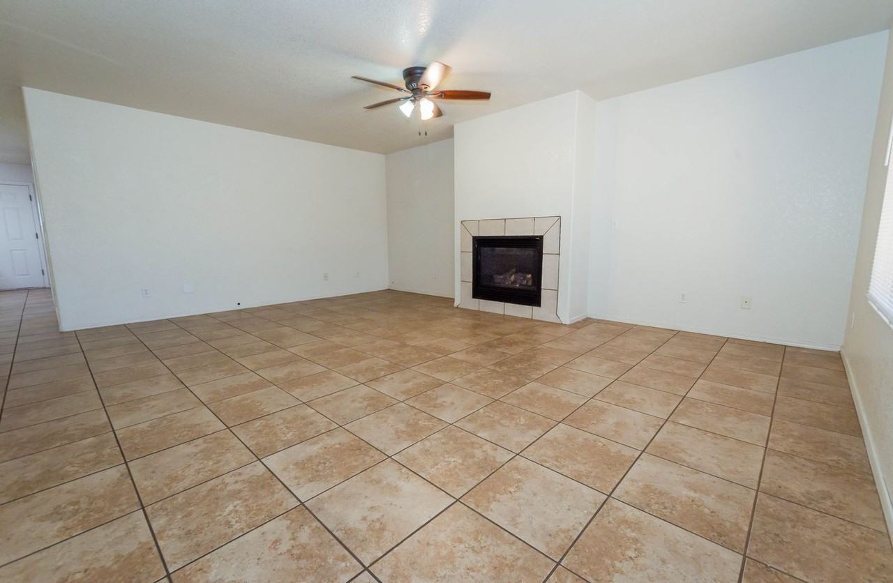 1083 Desert Oak Pl - Photo 4 of 41