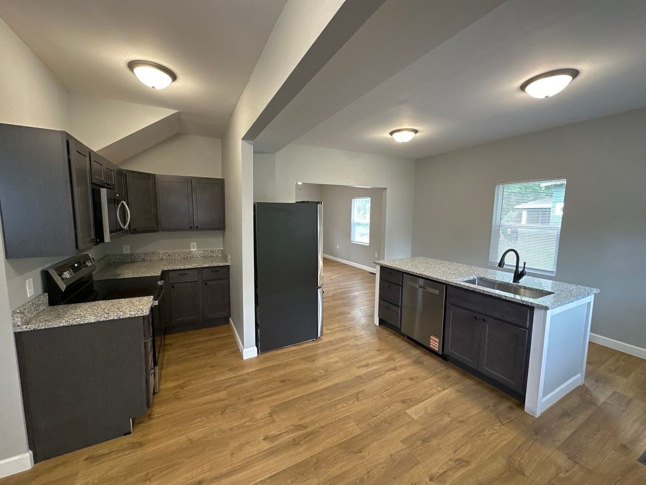 459 E Oakland Ave - Photo 4 of 22