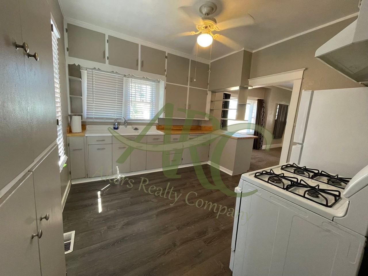 1208 E 13th St - Photo 6 of 21
