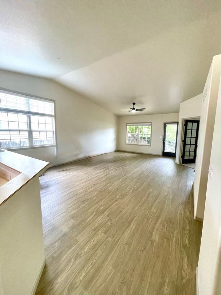 201 Manor Ct #B - Photo 4 of 24