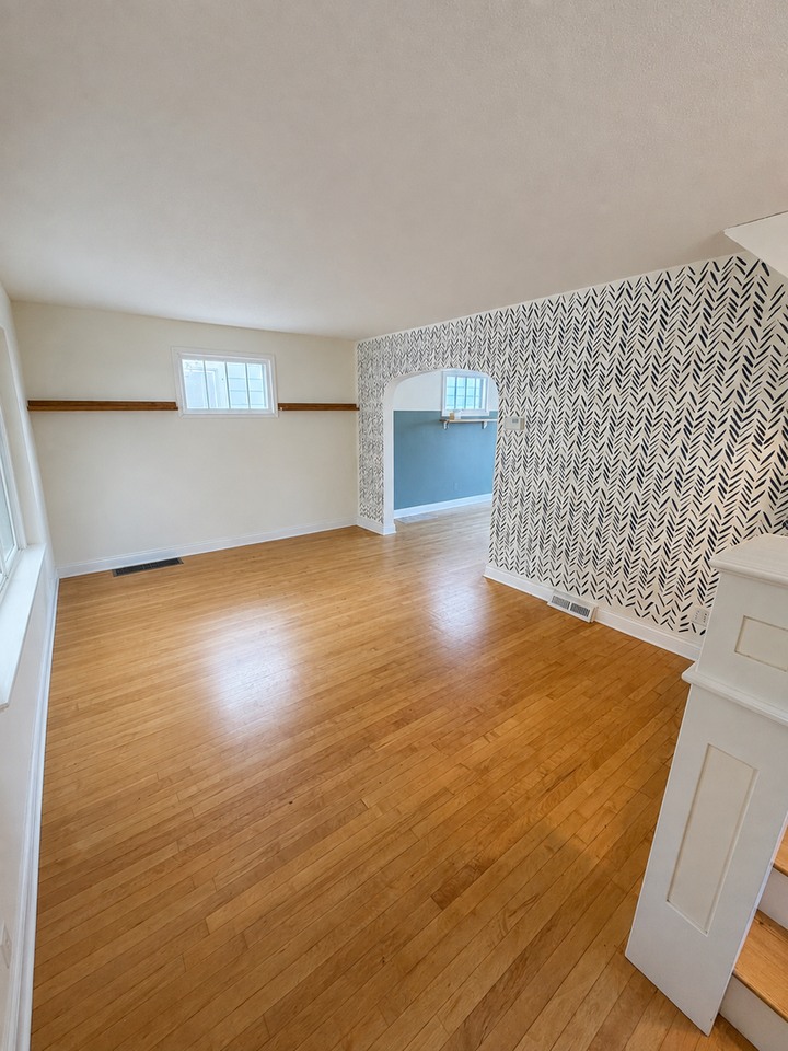 1310 E 10th St - Photo 4 of 22