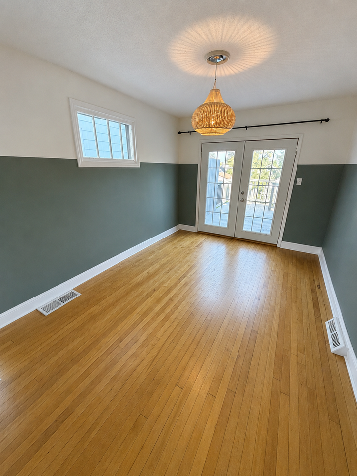 1310 E 10th St - Photo 5 of 22